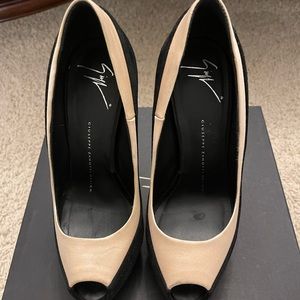 Giuseppe Peep toe pump!